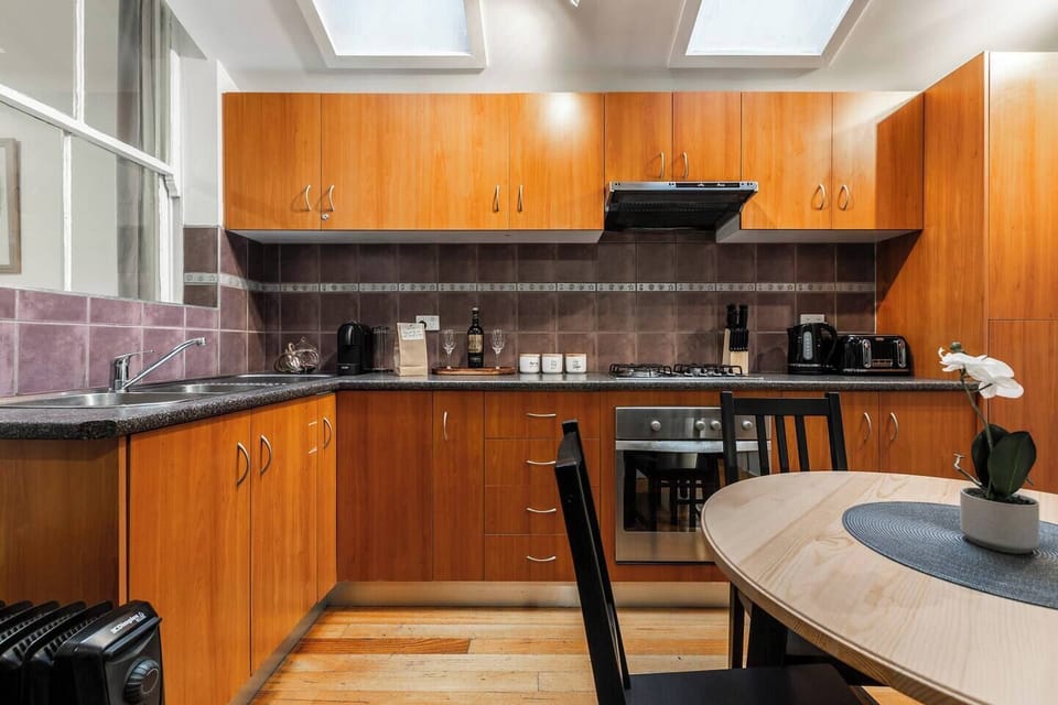 Enjoy Melbourne's fantastic food scene, or spend the night at home cooking up a delicious meal and enjoying a glass of wine