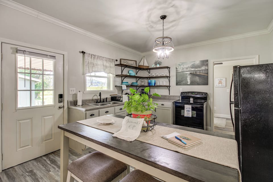 Dining Area | Dishware/Flatware