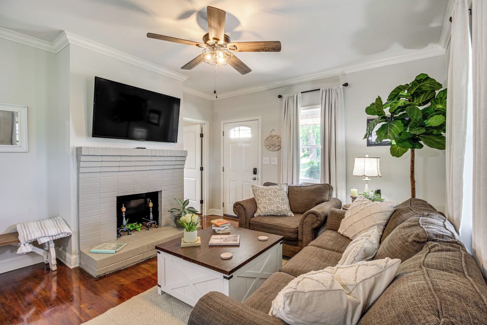 Guntersville Vacation Rental | 3BR | 2BA | 1,008 Sq Ft | 6 Steps Required