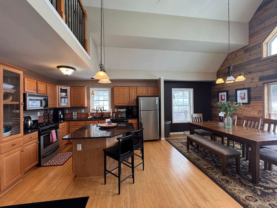 Kitchen: Fully equipped kitchen with island seating