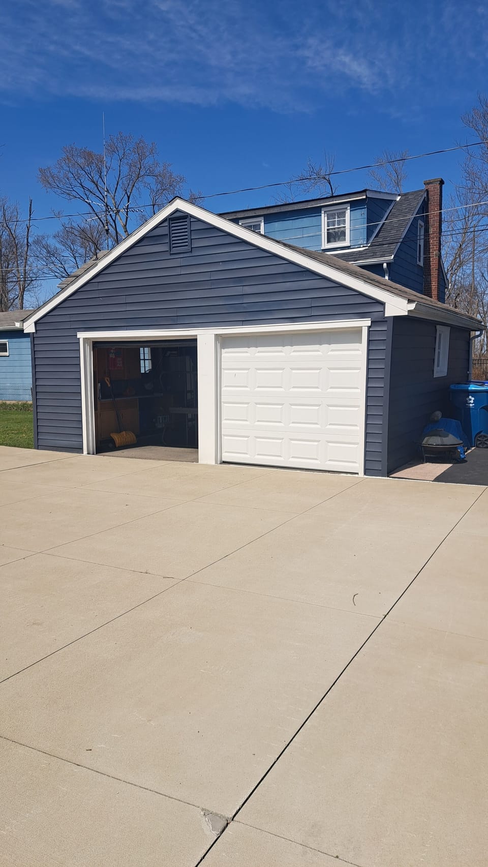 Garage with 2 bays