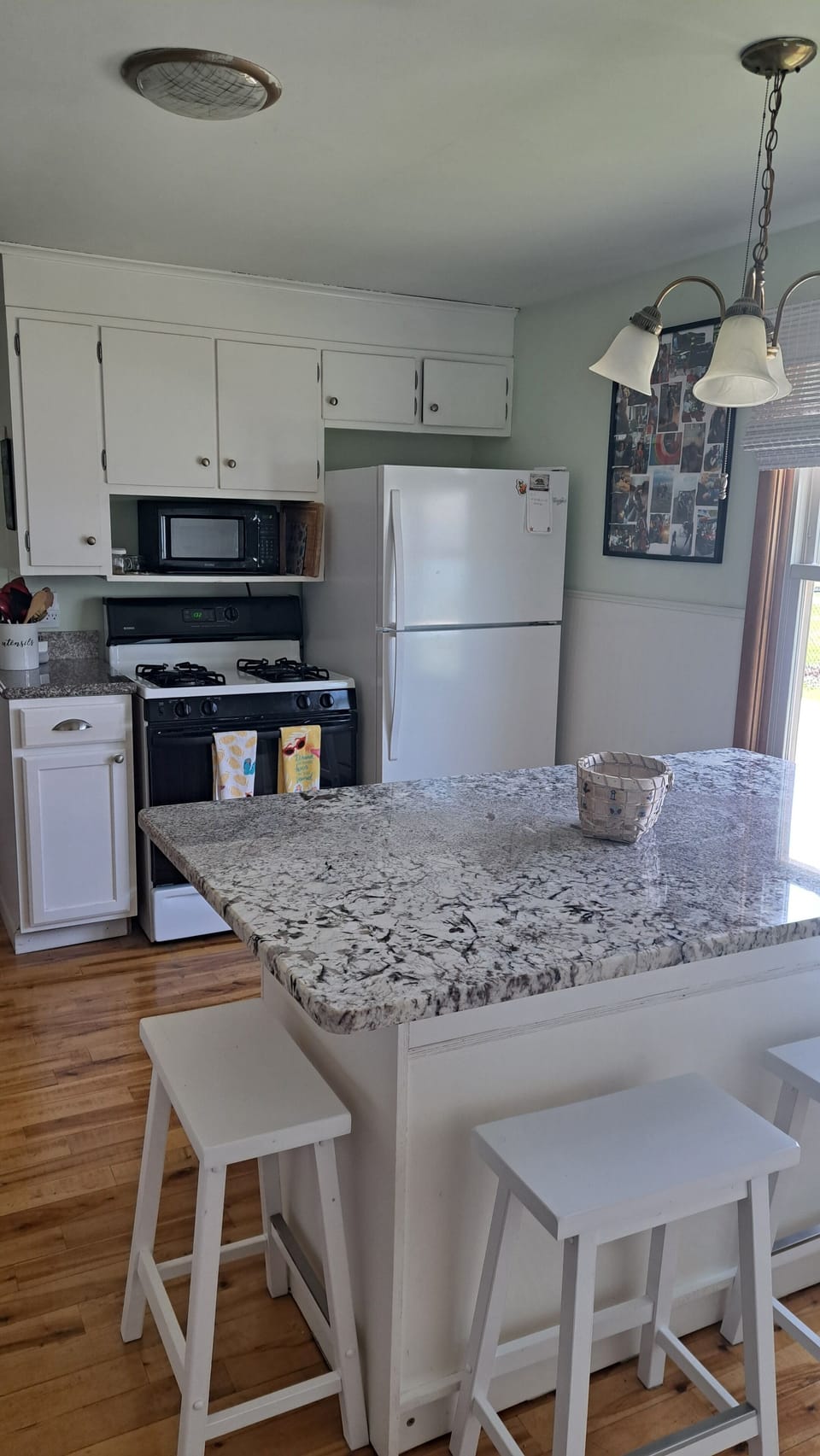 Gas range + refrigerator/ freezer + icemaker.