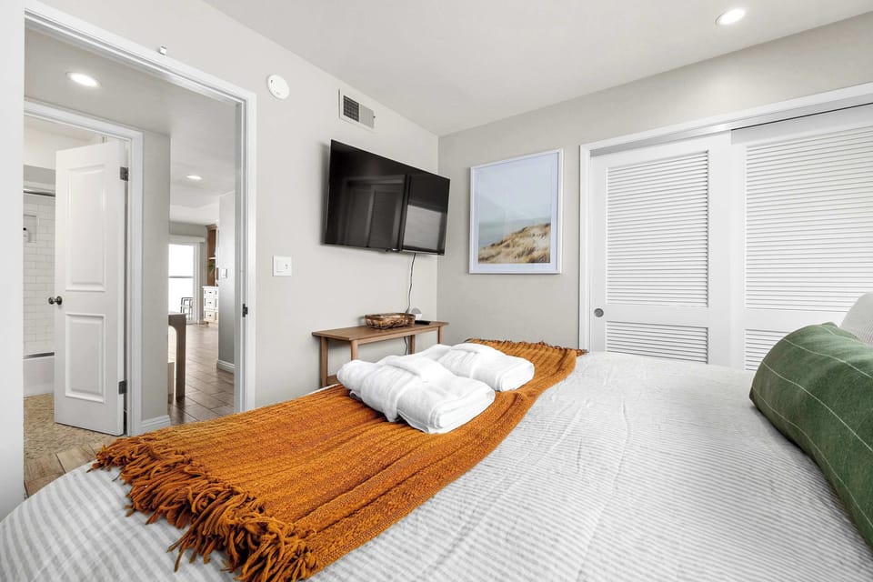 Guest Bedroom - King bed