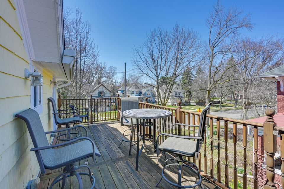 Lansing Vacation Rental | 5BR | 5BA | 1,700 Sq Ft | Steps to Enter