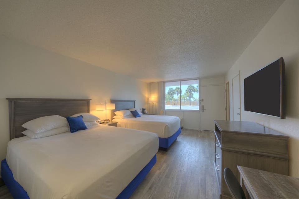 Wake up to sunshine in a bright, airy double-room.