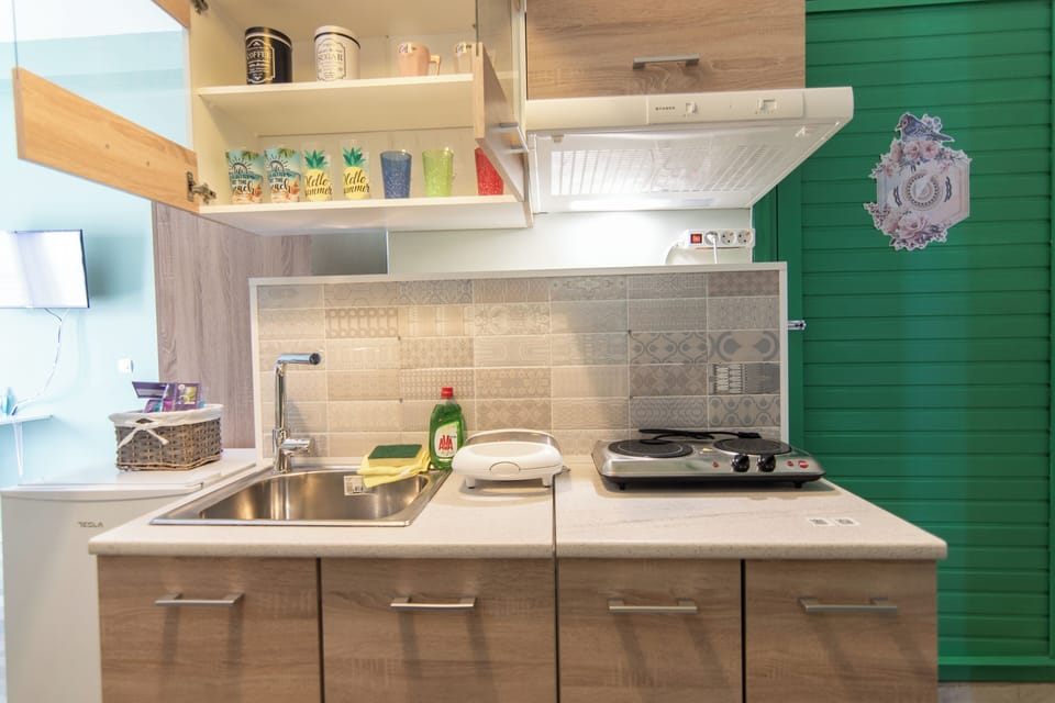 Kitchen Area / Cabinets