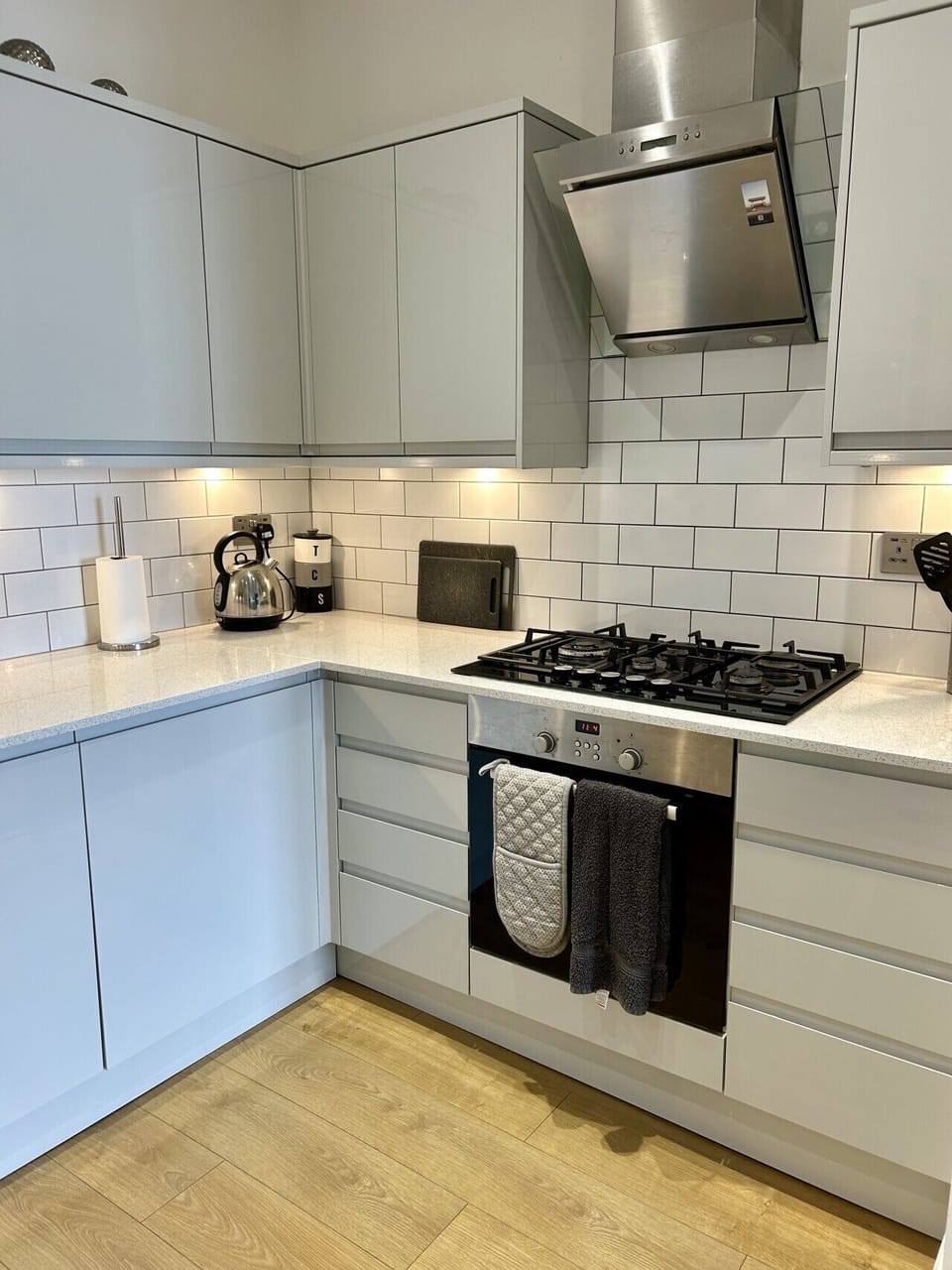 Fully equipped kitchen, gas hob and electric oven
