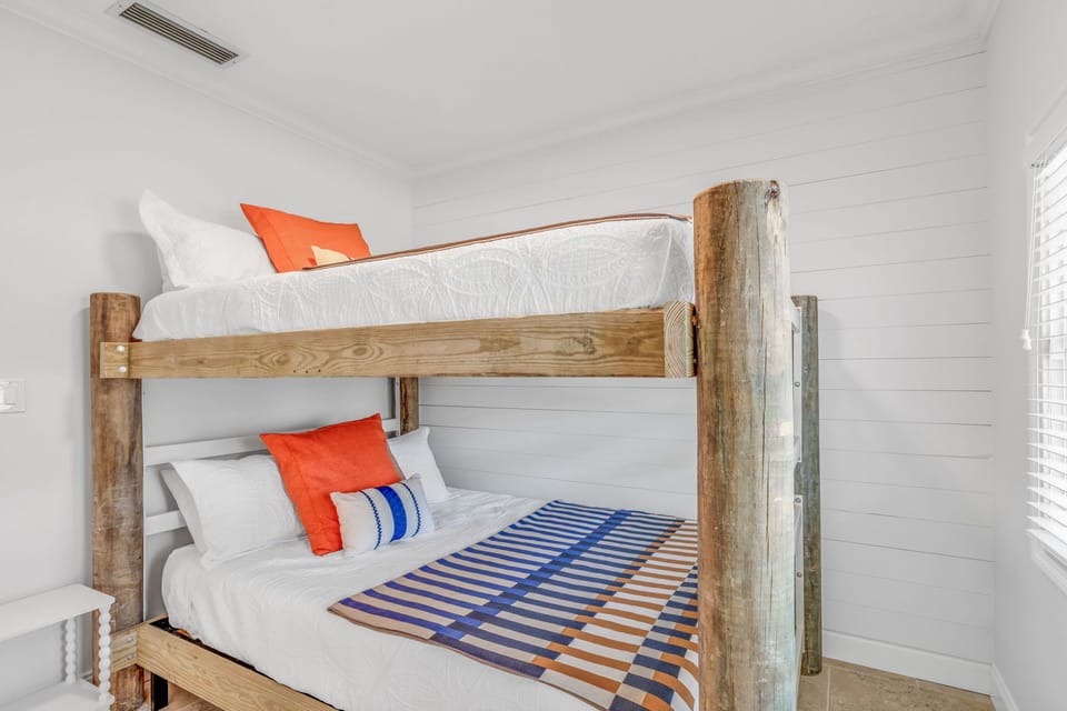 Bedroom 3 – Full-size bunk beds (2)