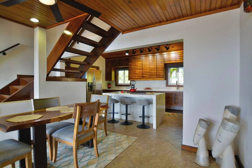 Dining area & kitchen 