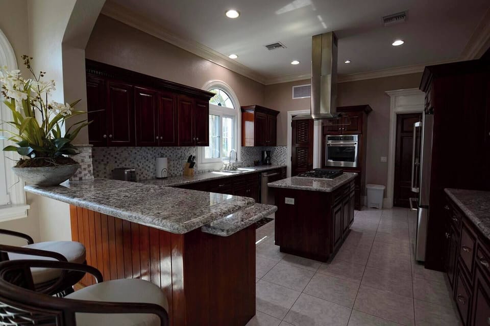 Breakfast bar & large kitchen recently renovated
