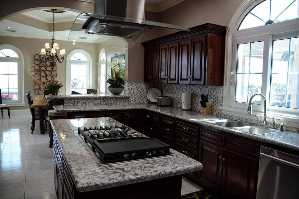 Well equipped kitchen, perfect for entertaining.
