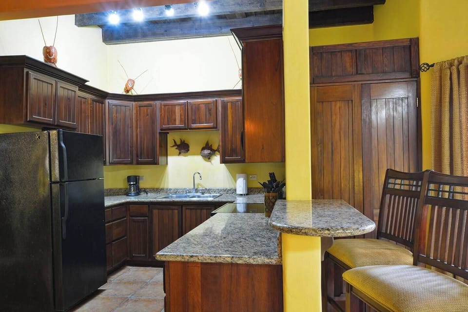 Kitchen & breakfast bar