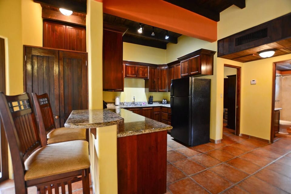Bar & kitchen