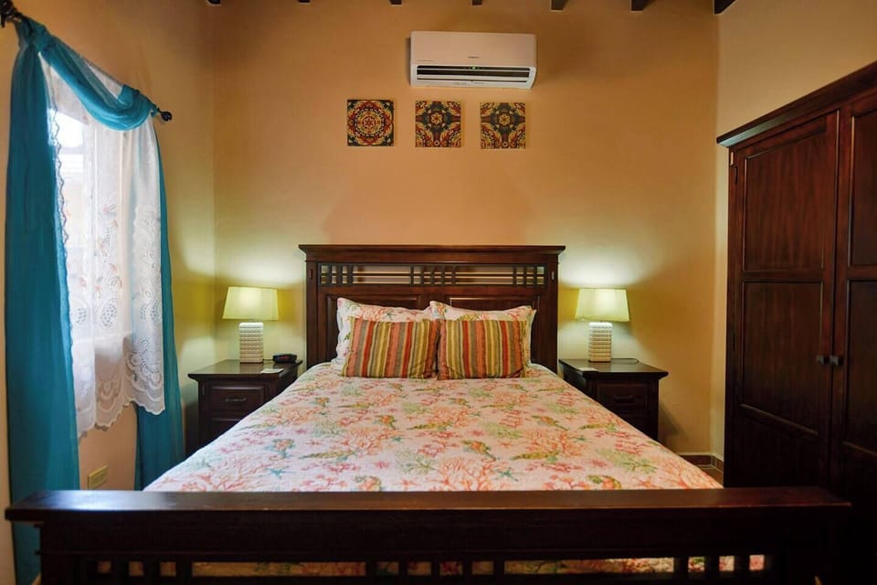 Bedroom 2, queen bed
