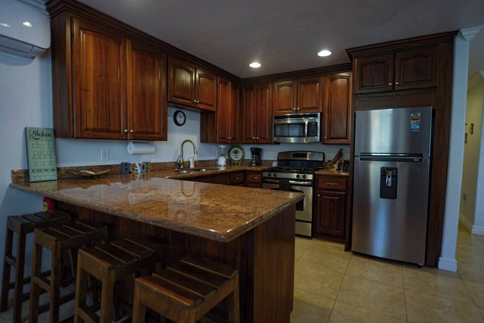 Full kitchen with breakfast bar