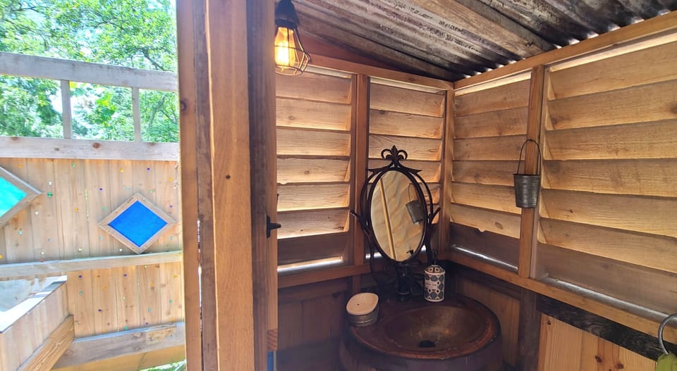 TOILET ROOM