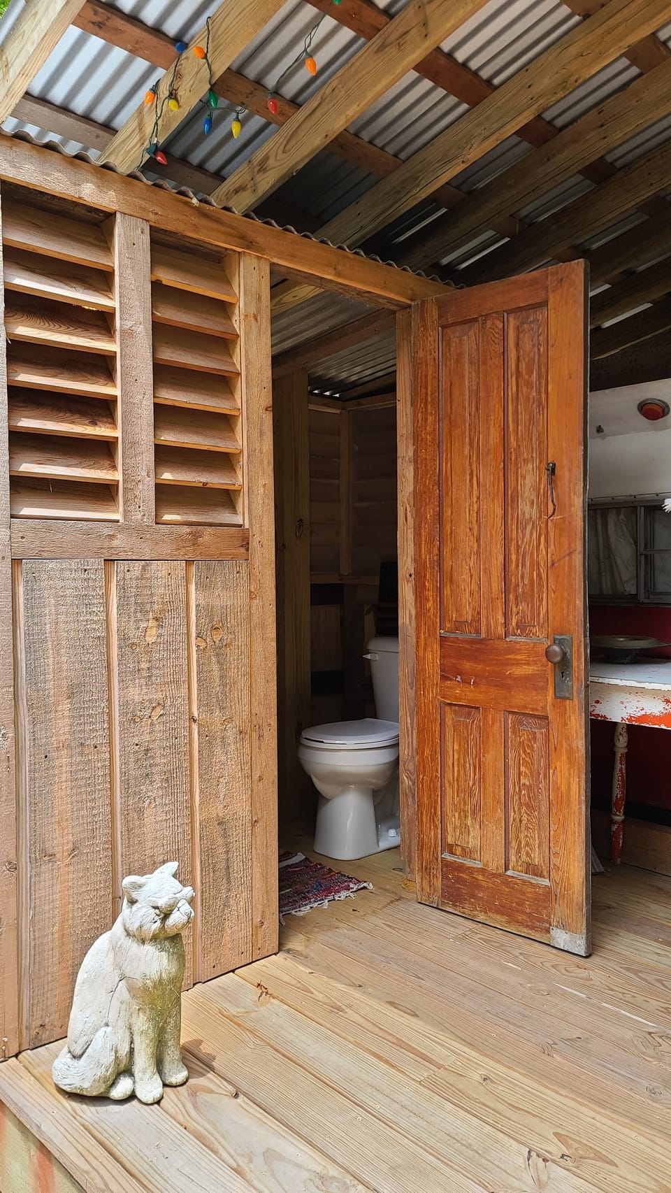 TOILET ROOM