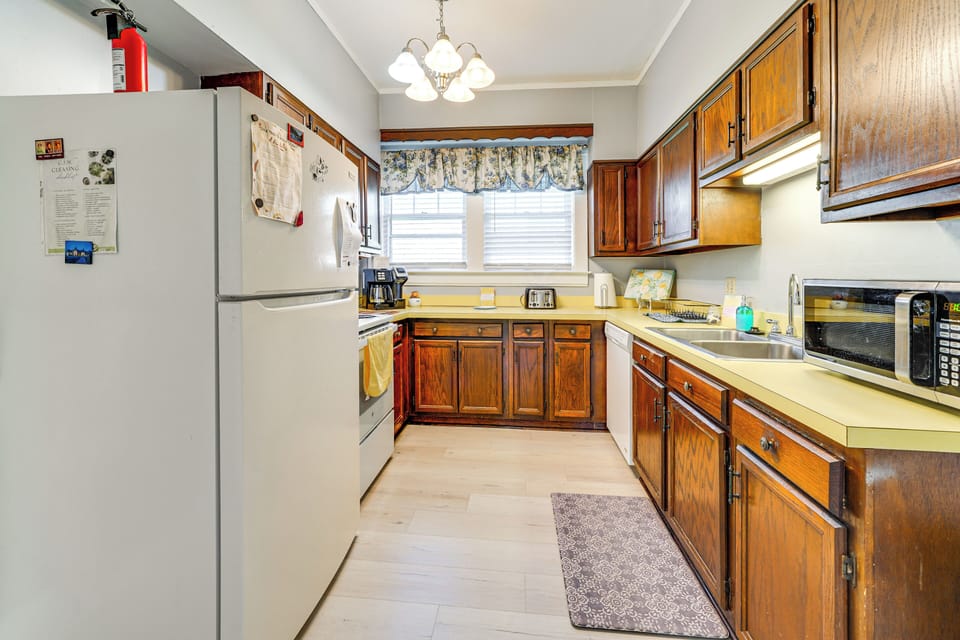 Kitchen | 1st Floor | Keurig/Drip Coffee Maker | Blender | Cooking Basics