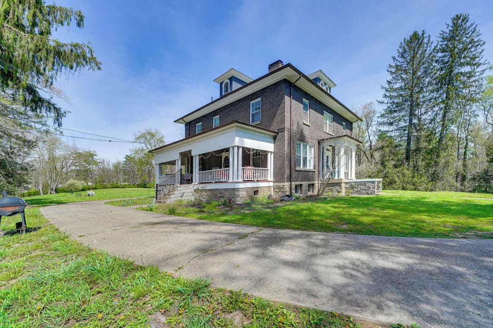 2-Story House | Self Check-In | 7 Mi to ACE Adventure
