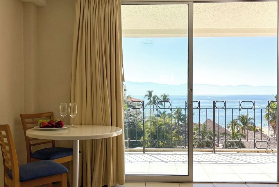 Comedor, balcón con vista al mar