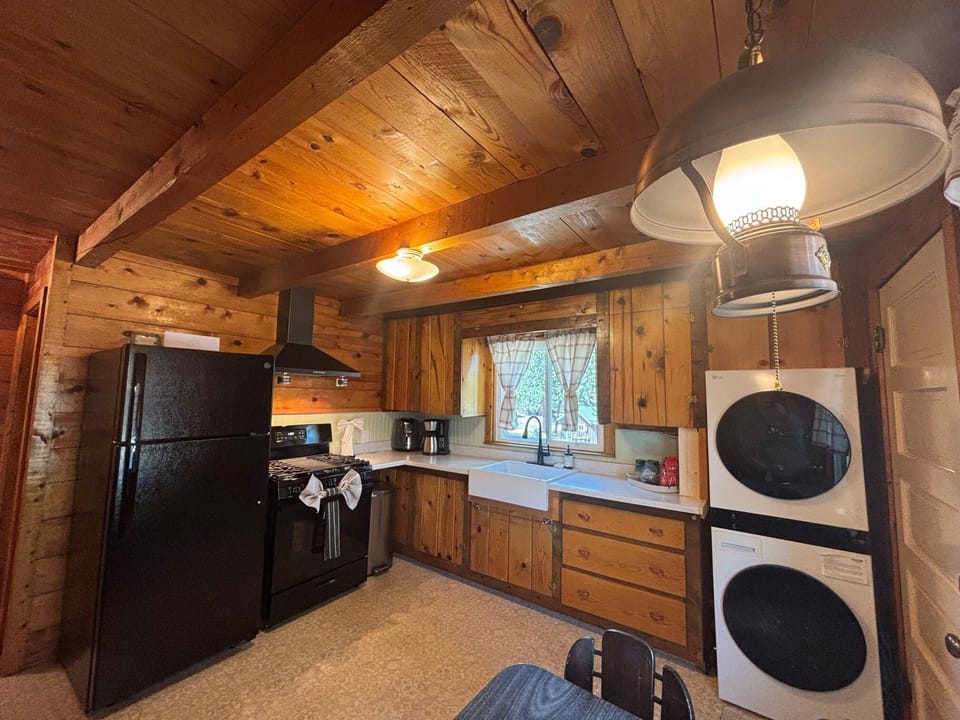 Kitchen with gas stove, washer/dryer