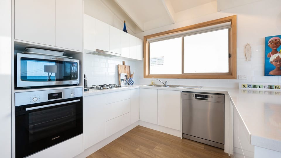 Fully equipped kitchen with dishwasher