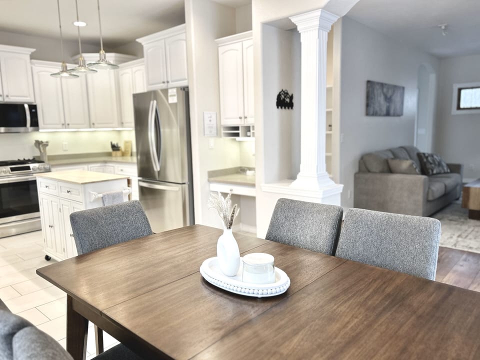 Clean kitchen with a dining table that seats 6 + a computer nook if needed 