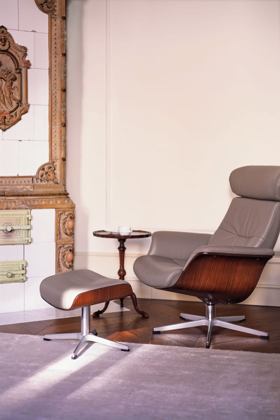 Living room, armchair and antique table, an antique stove from 1901.