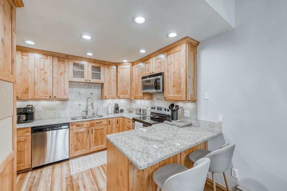 Updated, fully stocked kitchen with all the essentials for cooking up a storm. 