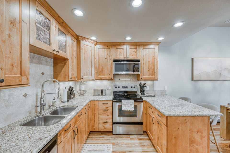 Updated, fully stocked kitchen with all the essentials for cooking up a storm. 