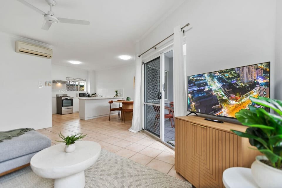 This spacious living room offers a comfortable and stylish setting to relax and recharge. Enjoy cozy seating, a large TV, and a welcoming atmosphere perfect for unwinding or entertaining. It’s an ideal spot for relaxation after exploring Cairns.