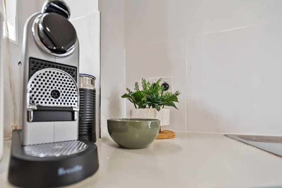 The kitchen is fully equipped with modern appliances, including a coffee machine for your morning brew. Enjoy preparing meals in a spacious area with ample counter space, perfect for both cooking and casual dining in a cozy, welcoming environment.