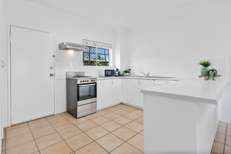 The fully equipped kitchen provides everything you need for cooking and dining in comfort. With modern appliances, ample counter space, and a cozy dining area, it’s perfect for preparing meals or enjoying a quick bite in a homely atmosphere.