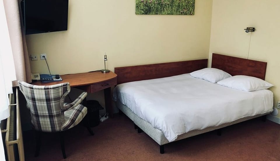 Unit with 2 Single beds. Exact unit will be assigned upon arrival. Views, colors, and decor may vary.