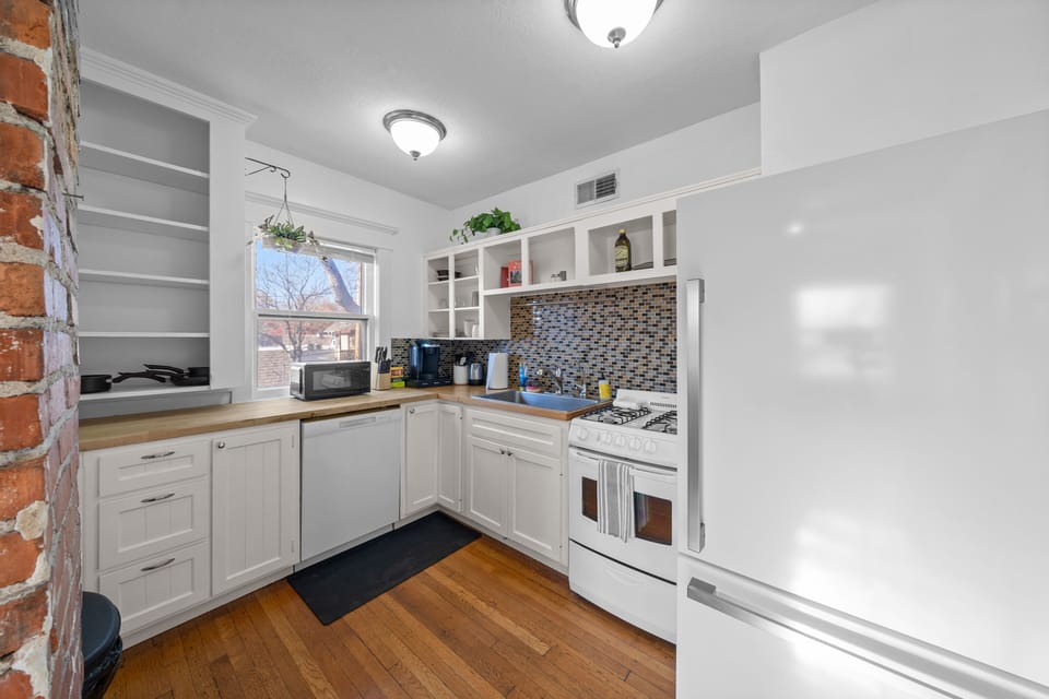 Fully equipped kitchen with everything needed to cook and feel at home.