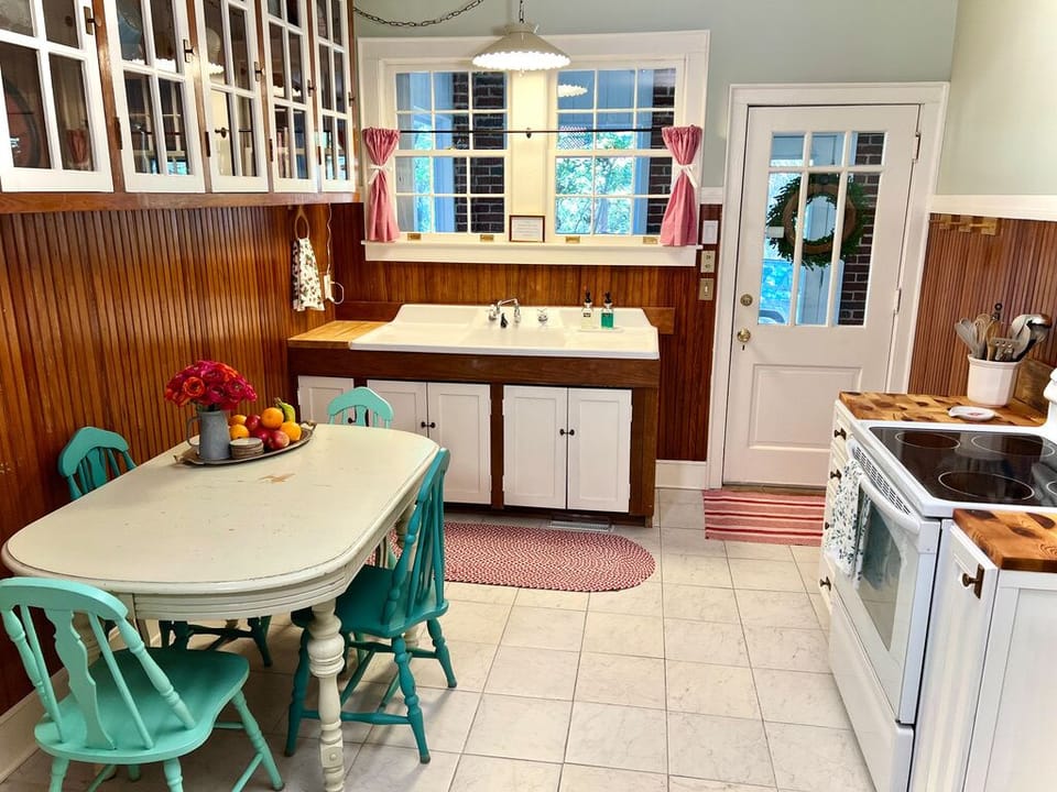 Full kitchen 
