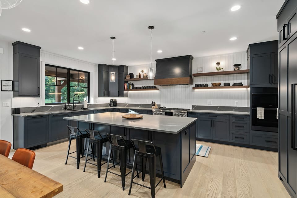 100 Bullwheel. - Seating for 4 at the kitchen island!