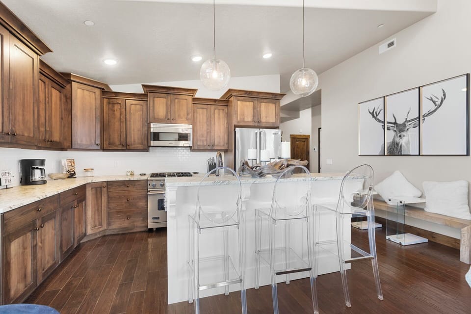 Village at the Shores 1289-302-Kitchen Island Seating