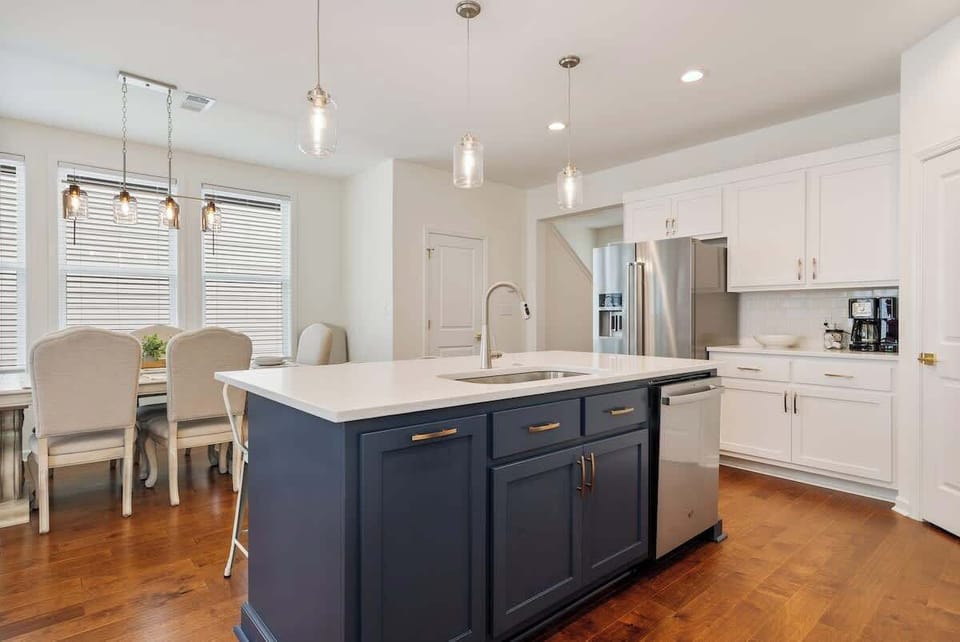Kitchen Paradise: Modern elegance with a spacious island, perfect for culinary adventures!