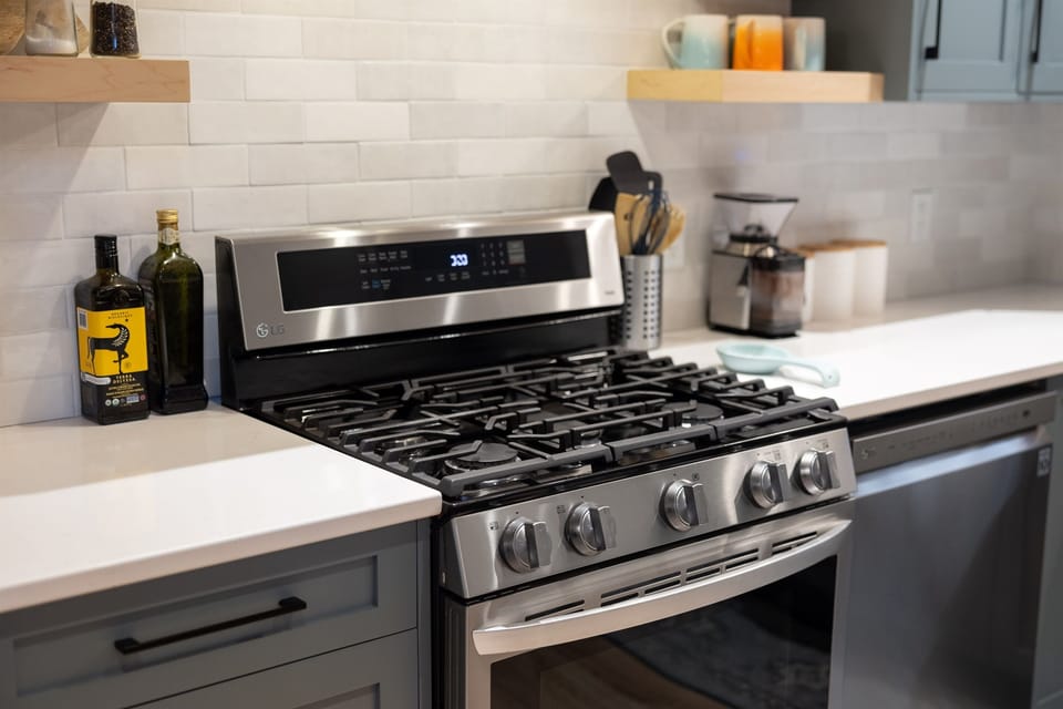 Gas Range perfect for any level of cooking on your vacation!