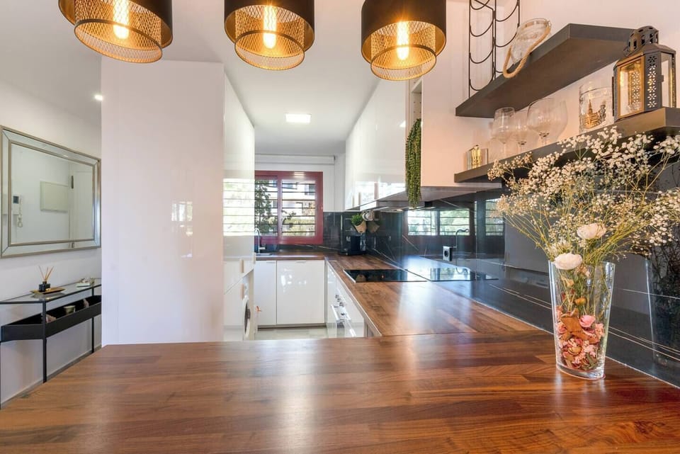 Spacious and bright kitchen, with everything you need for a stay preparing delicious meals (2)