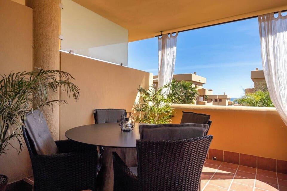 Offers a lovely terracotta-toned balcony, with a beautiful outdoor dining set (1)