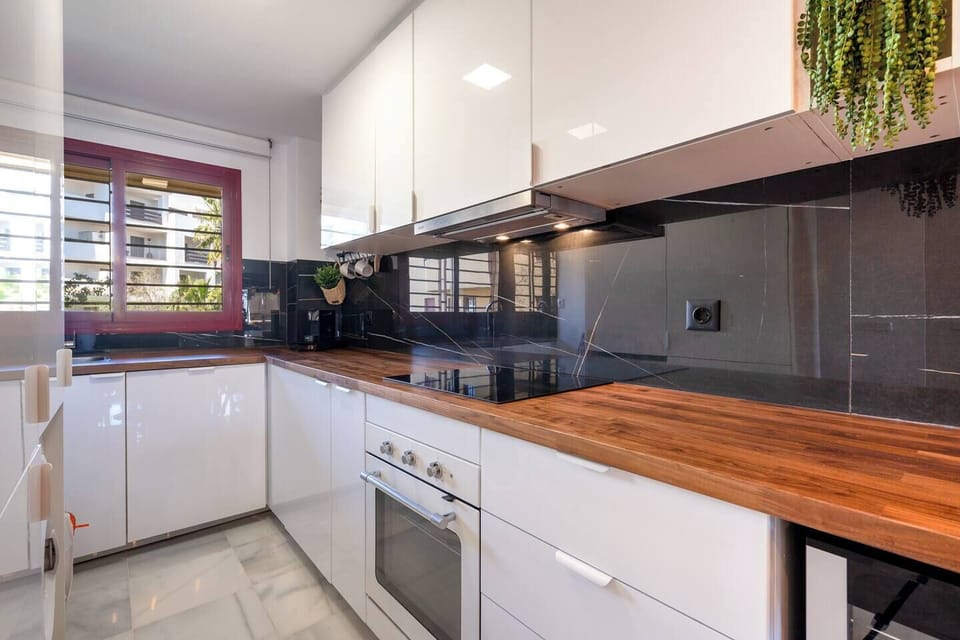 Spacious and bright kitchen, with everything you need for a stay preparing delicious meals (1)