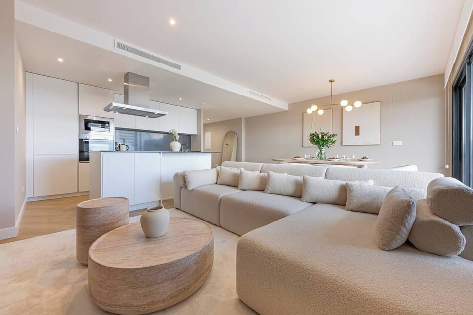 Spacious and elegant living-dining room with a comfortable L-shaped sofa, Smart TV and table for 5 (2)