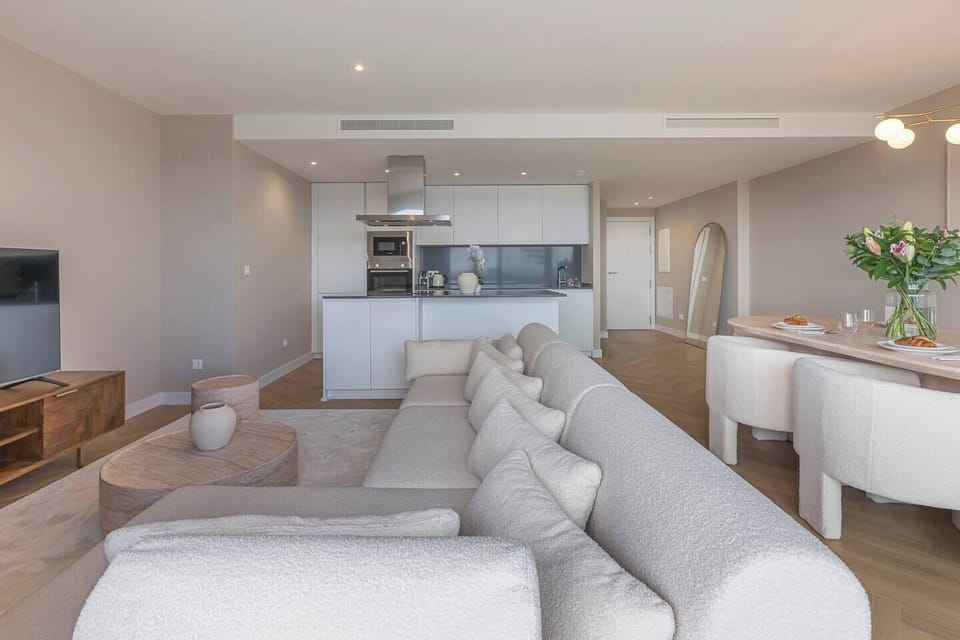 Spacious and elegant living-dining room with a comfortable L-shaped sofa, Smart TV and table for 5 (4)