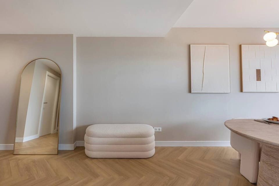 Spacious and elegant living-dining room with a comfortable L-shaped sofa, Smart TV and table for 5 (10)