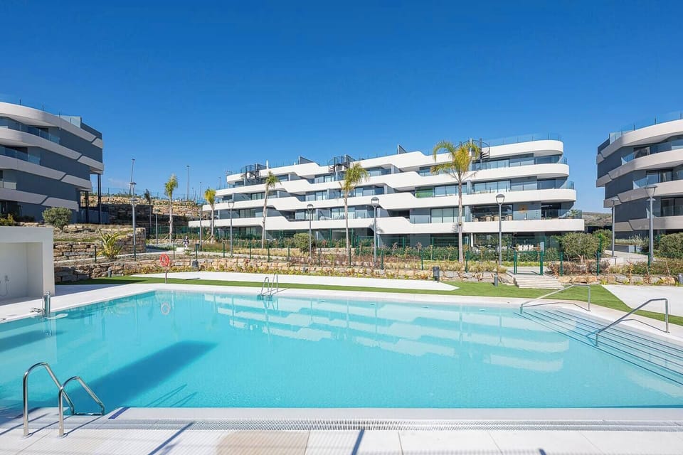 Modern and minimalist 3 bedroom flat with excellent sea view in Estepona (2)