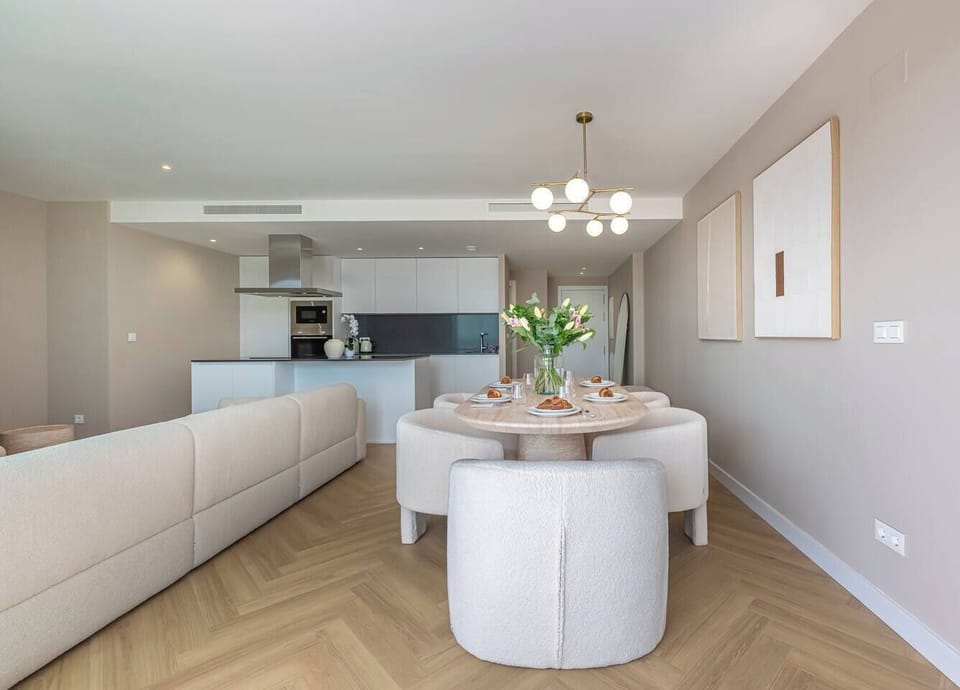 Spacious and elegant living-dining room with a comfortable L-shaped sofa, Smart TV and table for 5Sp