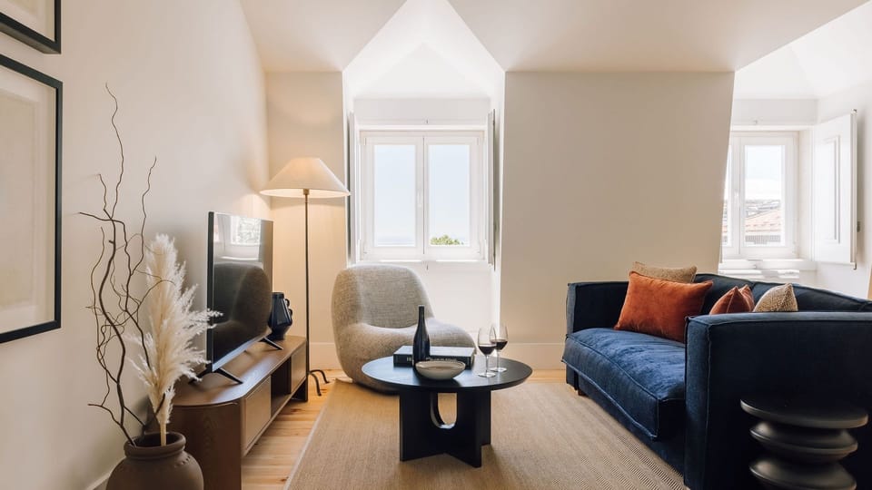 Contemporary elegance meets comfort in this bright space, perfect for relaxing and hosting. Details that truly matter.
#AndoLiving 
#InteriorDesign
#LuxuryComfort
#LisbonLiving