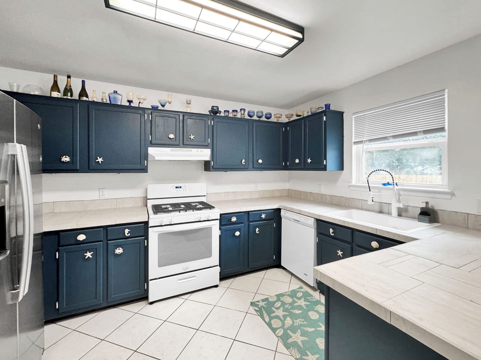 Fully equipped kitchen with an air fryer, toaster, blender, microwave, crockpot